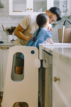 Charger l'image dans la galerie, petit apprenti tour d'apprentissage learning tower tour d’observation fabriquée au québec made in canada art easel observation tower 2-in-1 learning toweralearning tower tour d'apprentissage petit apprenti tour d'observation kid step stool