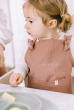 Charger l'image dans la galerie, tablier pour enfant avec broderie, custom embroidered apron for children, kids apron