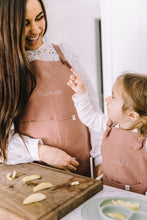 Charger l'image dans la galerie, tablier pour enfant avec broderie, custom embroidered apron for children, kids apron