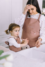 Charger l'image dans la galerie, tablier pour adulte personnalisable avec broderie, tablier brodé, custom apron, customizable apron, embroidered apron