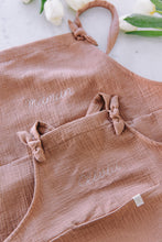 Charger l'image dans la galerie, tablier pour enfant avec broderie, custom embroidered apron for children, kids apron