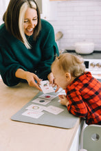 Load image into Gallery viewer, holiday season learning magnets learning cards for kids aimants d'apprentissage temps des fêtes cartes d'apprentissage pour enfants
